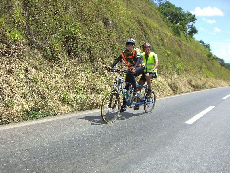 Imagem conta com Adauto e sua condutora Dani, na tandem