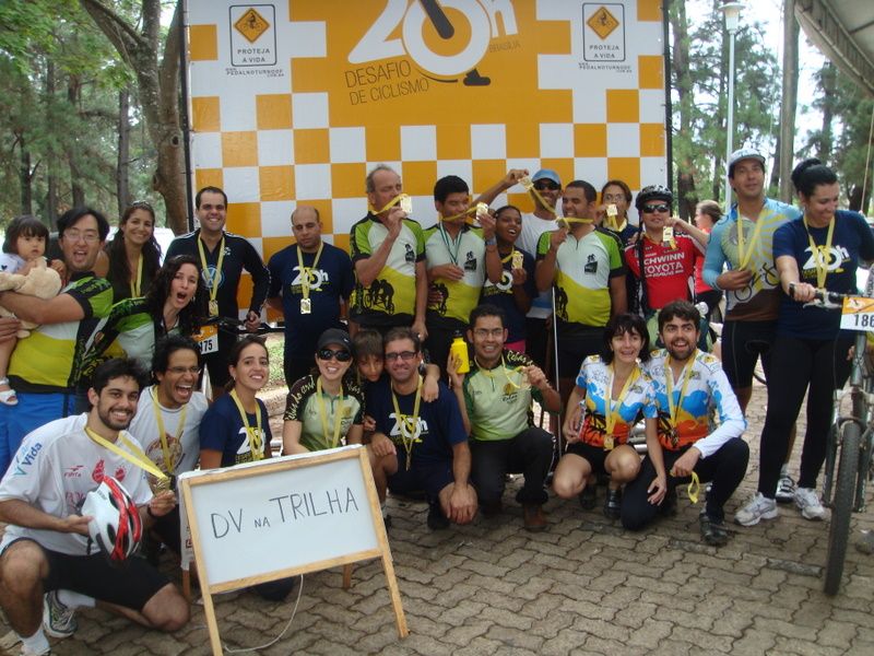 Imagem mostra organizadores do evento e todos os participantes do projeto DV na Trilha, com medalhas no pescoço.
