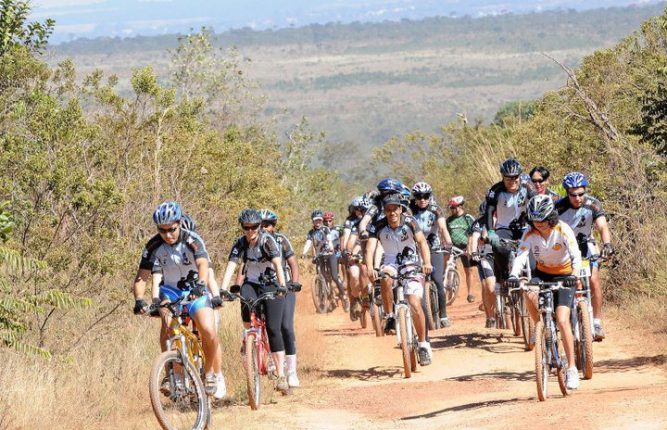 Varias duplas seguindo por trilhas no JBB