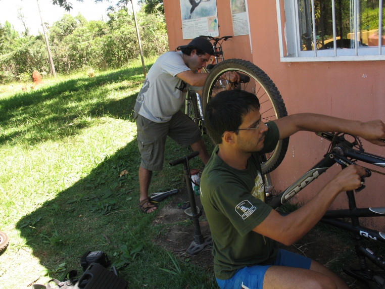 Imagem mostra Geraldo, auxiliado pelo Nelson, fazendo manutenção em uma tandem