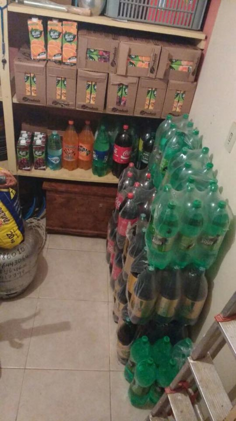 Imagem mostra vários sucos e refrigerantes armazenados