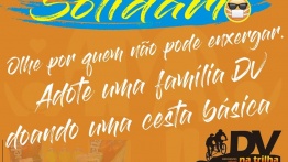 #pracegover Decrição da imagem: convite para campanha de solidariedade em fundo laranjado. Acima, #SejaSolidário , em letras azuis e amarelas, com rabisco azul e emoticon de uma pessoa cega usando máscara. No meio, em letras brancas: Olhe por quem não pode enxergar. Adote uma família DV doando uma cesta básica. Logomarca do DV na Trilha em preto e tons de laranja. Abaixo, em letras brancas sobre fundo azul rabiscado: Informações: Dayanne Timóteo, (061) 99225-3621. Conta Bradesco, agência 1059-6, conta corrente 9287-8, Dayanne Renata Timóteo da Silva, CPF 065.112.416-61 .