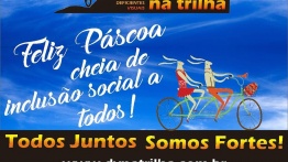 Na parte superior, tem um céu azul com a logo do DV na Trilha, que é composta por uma imagem, contando somente com a silhueta de uma tandem com condutor e DV, onde mostra a tandem subindo um morrinho e sobre o morro as letras