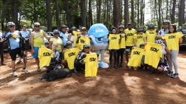 Imagem mostra todos os DVs que receberam a doação da camisa de corrida do Visão e o Zoinho ao centro