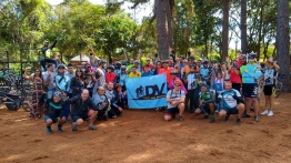 Imagem com todos gritando nosso lema - todos juntos somos fortes!